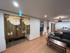 名户The Ritz Okinawa Kise 2的客厅配有沙发和桌子