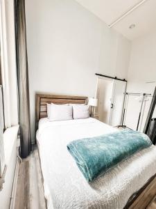 圣地亚哥Gaslamp 2bdrm - W Parking & 4 Beds #204的一间卧室配有一张带蓝色毯子的床