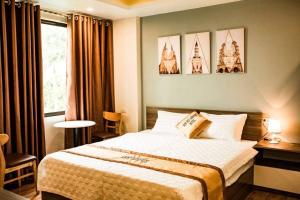 内排NEW SKY AIRPORT HOTEL NỘI BÀI的酒店客房设有床和窗户。