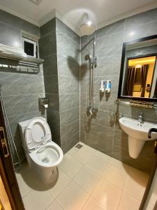 内排NEW SKY AIRPORT HOTEL NỘI BÀI的一间带卫生间和水槽的浴室
