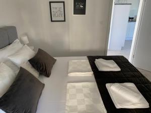 维斯Ada Vis Apartments的一张带两个枕头的大白色床