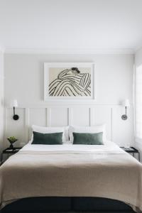 莫斯谷道儿米房屋酒店的白色卧室配有一张大床和两张桌子