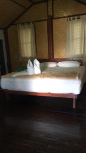 利邦岛Libong Garden Beach的一张配有白色床单和枕头的大床