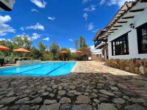 莱瓦镇La Villa de San Sebastian Hotel的一座房子里游泳池的形象