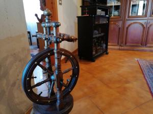 蒙切尼肖Chalet del paese Incantato的自行车车轮在房间的一个架子上
