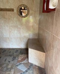 拉斯彭尼塔斯Sea la vie casita的带淋浴、长凳和镜子的浴室
