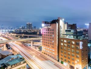 台北Hotel Riverview Taipei的享有拥有建筑和火车的城市美景