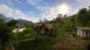 琅勃拉邦Naga Lodge的享有山脉村庄的空中景致