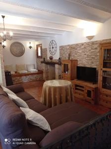 莱图尔Casa Rural Juan, el Zapa的客厅配有沙发和桌子