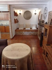 莱图尔Casa Rural Juan, el Zapa的客厅配有桌子和沙发