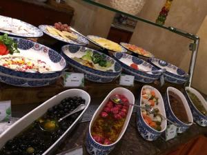 阿可贺巴阿可贺巴假日酒店的餐桌上放着一碗食物和盘子