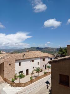 莱图尔Casa Rural Juan, el Zapa的从建筑物屋顶上可欣赏到风景