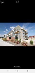 TuggeranongGREENWAY WATERS Apartments的一张大型公寓楼的照片