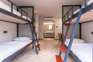 居銮Talula Hill Farm Resort的走廊的客房内设有两张双层床。