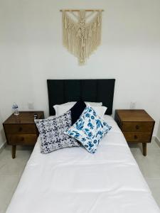 Tenancingo de DegolladoHotel Bungalows Casa Blanca的一张带蓝色和白色枕头的床