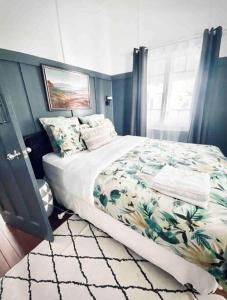 科夫斯港Margaret House ~ Circa 1930的一间卧室配有一张带花卉床罩的床