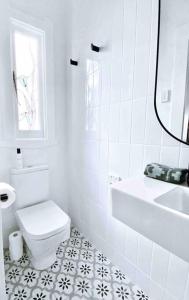 科夫斯港Margaret House ~ Circa 1930的白色的浴室设有卫生间和水槽。