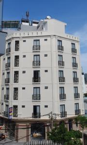 头顿LUCKY HOTEL的白色的建筑,在街上有黑窗