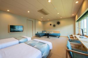 富士河口湖富士湖酒店的一间酒店客房,设有两张床和电视