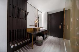 深圳深圳南山蛇口邮轮中心CitiGO欢阁酒店的一间带黑色柜台和水槽的浴室