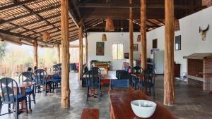 琅勃拉邦Naga Lodge的一间用餐室,内设桌椅