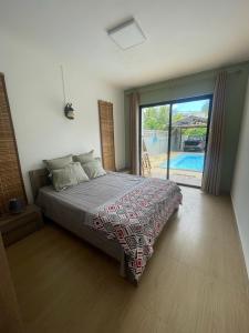特鲁欧克比赫斯Villa Coco的一间卧室设有一张床和一个滑动玻璃门