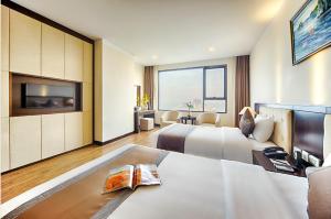 格卢市社孟青格兰德库阿尔酒店的酒店客房设有两张床和一台平面电视。
