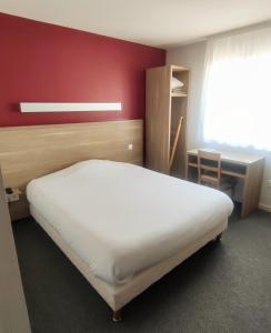拉瓦勒法斯特酒店的卧室配有白色的床和红色的墙壁