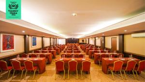 芝拉扎塞拉凯普达范酒店的大型客房设有桌椅