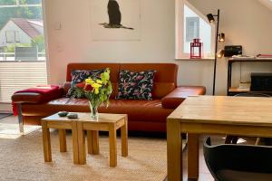蒂索Ferienwohnung4 im Haus Möwe的客厅配有沙发和花瓶(桌子上)