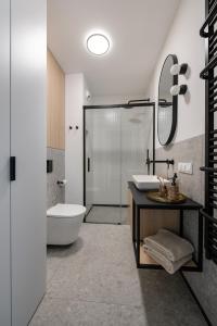 格但斯克A Morze Las - apartament na Wyspie Sobieszewskiej的带淋浴、卫生间和盥洗盆的浴室