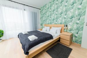 布达佩斯Elisabeth Downtown Apartments by UrbanRent的一间卧室设有一张床和绿色的墙壁
