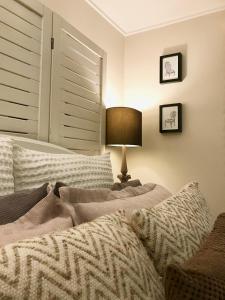 布里斯班Jacaranda House Garden Suite的一间卧室配有床、灯和窗户