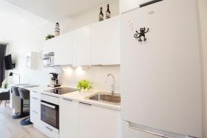 卡拉约基Apartment Aurinkoranta D8 saunallinen yksiö Kalajoki的厨房配有白色橱柜和水槽