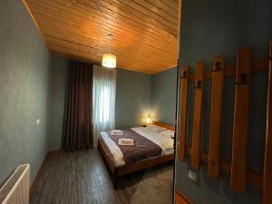 西格纳吉Hotel VIM in Sighnaghi的一间卧室设有一张木天花板床。