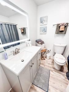 圣地亚哥Gaslamp 2bdrm - W Parking & 4 Beds #404的浴室配有白色水槽和卫生间。