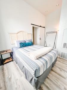 圣地亚哥Gaslamp 2bdrm - W Parking & 4 Beds #404的一间卧室配有一张带条纹床垫的大床