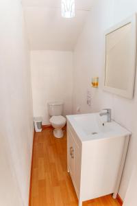 普诺Titicaca tikary's lodge的浴室配有白色水槽和卫生间。