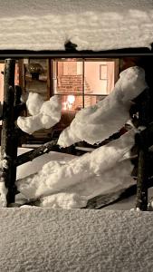 列维Nilimukka的窗边的雪覆盖的栅栏
