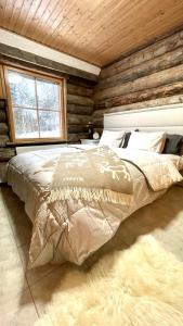 列维Nilimukka的木墙客房的一张床位