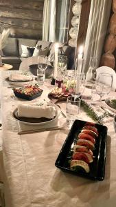 列维Nilimukka的一张桌子,上面放着一盘寿司和酒杯