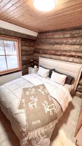 列维Nilimukka的小木屋内一间卧室,配有一张床