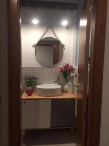 格拉纳达Apartamentos Inside Alhacaba的一间带水槽和镜子的浴室