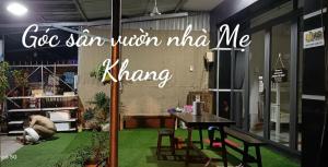 Cu ChiHOMESTAY -NHÀ MẸ KHANG的窗户上有一个桌子和标志的房间