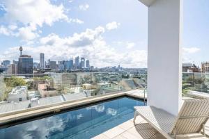 悉尼Stylish 2 Bed Apt +24/7 Concierge + Pool + Sauna的市景阳台的游泳池