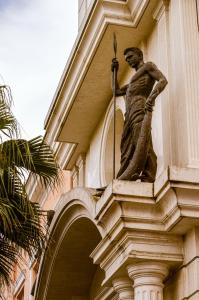 都拉斯Envy Hotel的建筑物一侧的男人雕像
