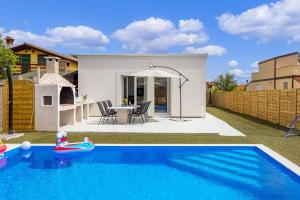 罗波里卡Cosy holiday home Infinity with pool and BBQ的一座房子后院的游泳池