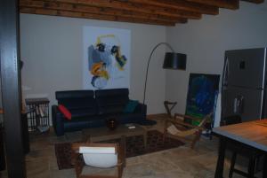 阿尔勒Le Loft des Artistes的客厅配有沙发和桌子