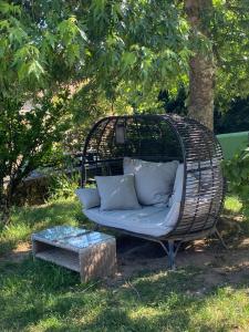 Saint-Martin-du-PuyChambre d'hôtes La Chouette的花园内的藤椅和桌子