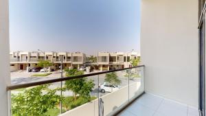 迪拜Primestay - Odora 6BR, Akoya Oxygen的公寓的阳台享有停车场的景致。